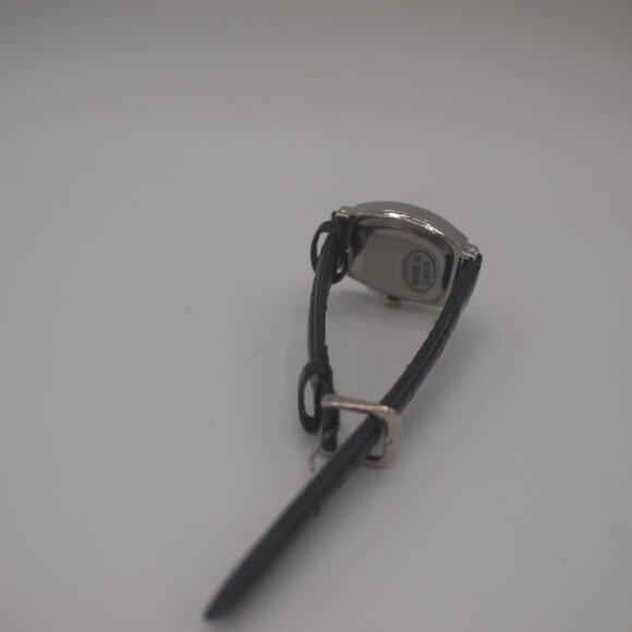 Woman's Quartz Wristwatch - Picture 2 of 2